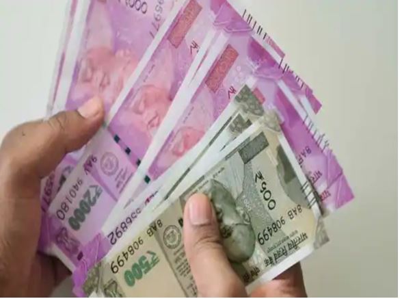 7th Pay Commission : केंद्रीय कर्मचारियों की 26 हजार रुपये तक हो जाएगी बेसिक पे, DA पर देखें क्या है नया अपडेट?