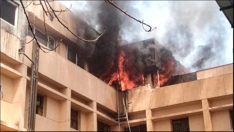 Delhi Fire : दिल्ली की 4 मंजिला इमारत में लगी आग, 22 लोग किए गए रेस्क्यू