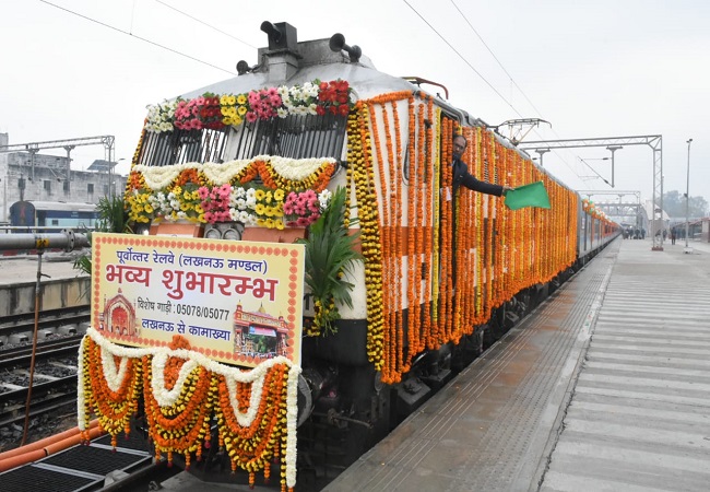 Lucknow : रेलमंत्री अश्विनी वैष्णव ने कामाख्या एक्सप्रेस को दिखाई हरी झंडी, तीन नई ट्रेनों की मिली सौगात