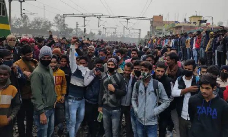 Bihar News: आरआरबी-एनटीपीसी रिजल्ट को लेकर अभ्यार्थियों में आक्रोश, रेलवे ट्रैक किया जाम, पुलिस ने किया लाठीचार्ज