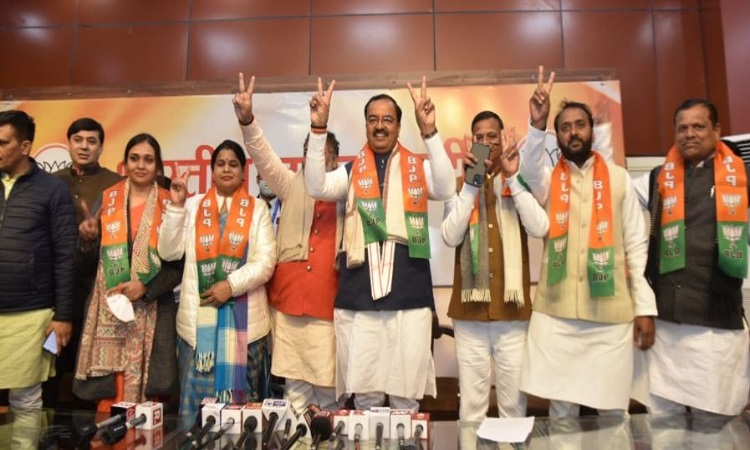 UP Election 2022: भाजपा में शामिल हुए कांग्रेस, SP और BSP के कई नेता, डिप्टी सीएम ने दिलाई सदस्यता
