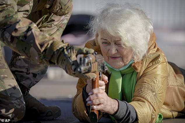 Russia Ukraine Conflict : 79 वर्षीय Valentina Konstantinowska ने उठाई एके-47, तो यूक्रेन ने दिया नायिका का दर्जा
