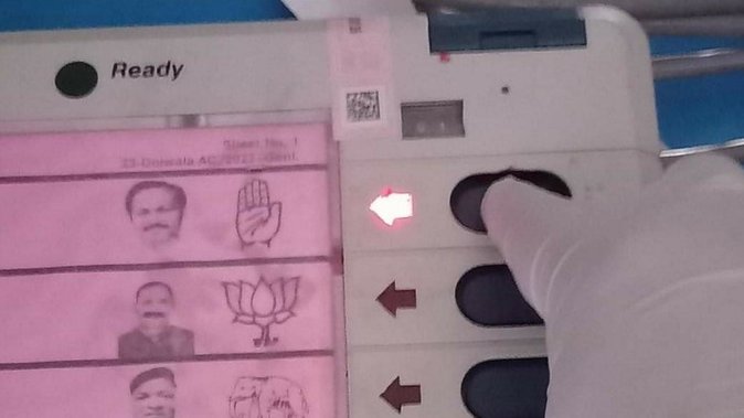 Uttarakhand Election 2022 : कांग्रेस नेता ने मतदान करते वक्त EVM की तस्वीर खींची, FIR दर्ज करने के आदेश