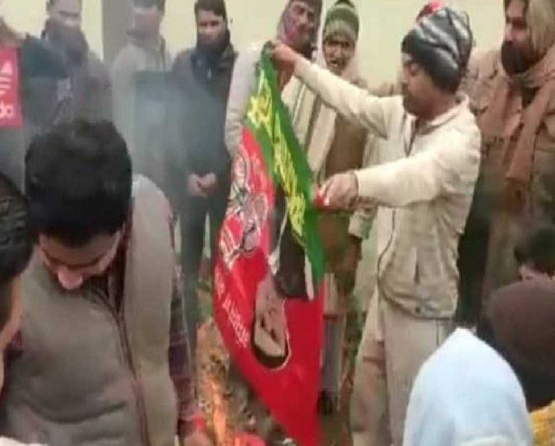 स्वामी प्रसाद मौर्य का घोषित उम्मीदवारों ने जलाया पुतला