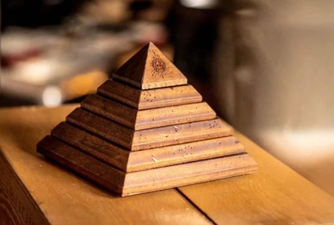 Vastu Tips : घर में पिरामिड रखने से दूर होते हैं वास्तु दोष, जानें इसके फायदे