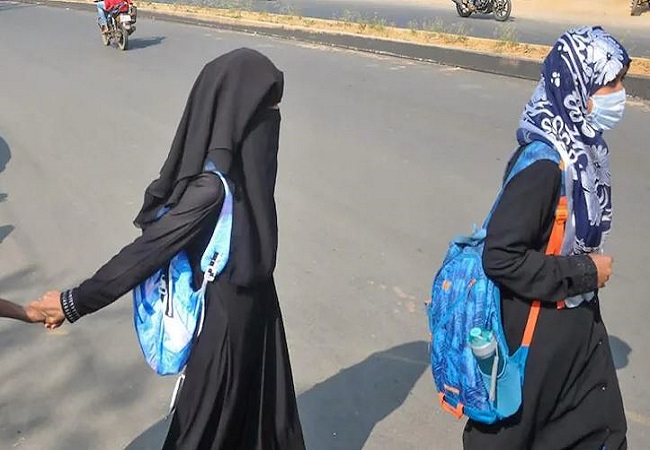 Hijab controversy: कर्नाटक हाईकोर्ट ने हिजाब विवाद का मामला बड़ी बेंच के पास भेजा
