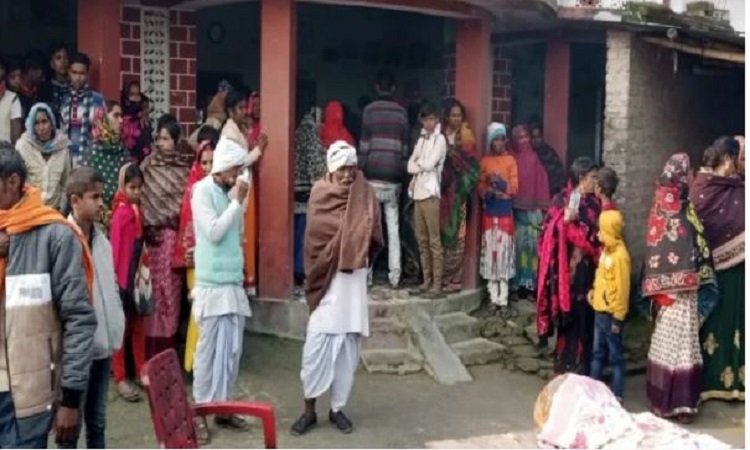 Kushinagar News: हादसे के डर से 10 साल पहले ही पाट दिया गया था कुंआ, अब स्लैब ढहने से मचा तांडव