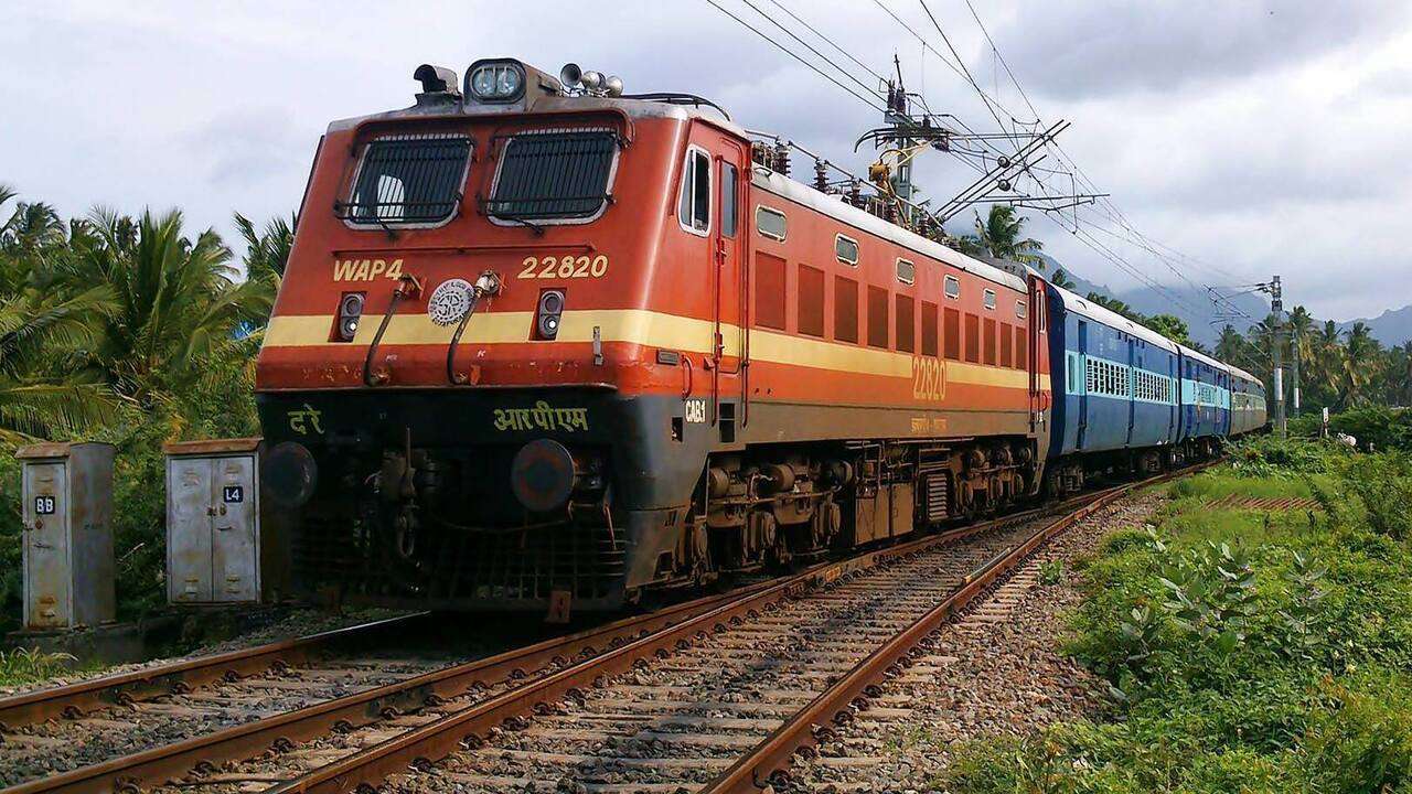 होली स्पेशल ट्रेनें: रेलवे ने होली स्पेशल ट्रेनों की घोषणा की, ये है लिस्ट