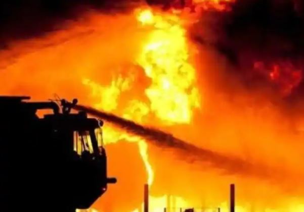 Delhi Fire: गोकुलपुरी इलाके में लगी भीषण आग, दर्दनाक हादसे में 60 झुग्गियां खाक