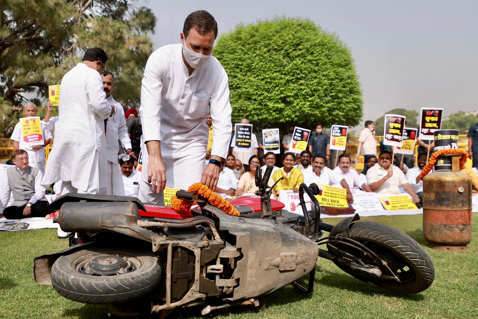 ‘चुनाव खत्म लूट चालू’ का नारा लगाते हुए कांग्रेस का महंगाई पर हल्ला बोल, राहुल बोले- प्रश्न न पूछो ‘फ़क़ीर’ से, कैमरा पर बांटे ज्ञान