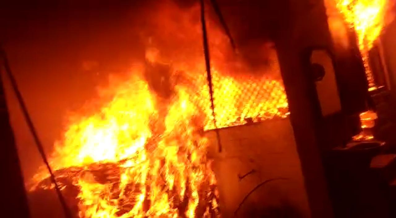 बिजनौर:शार्ट सर्किट से जैकिट के गोदाम में लगी आग से लाखों रुपये का माल जलकर खाक