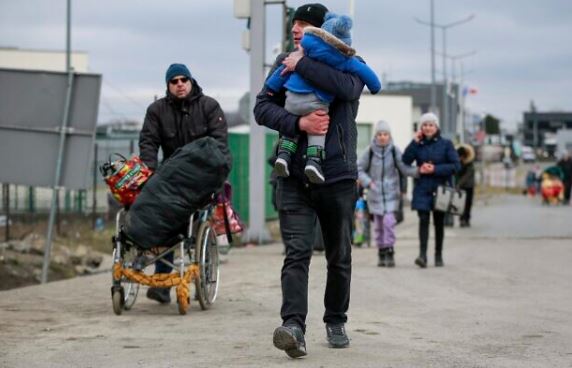 Russia Ukraine War : यूक्रेनी नागरिक शरण लेने के लिए भाग रहे सुरक्षित देशों की ओर, करीब 7 लाख ने छोड़ा यूक्रेन