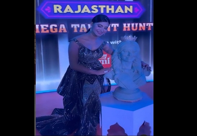 Urvashi Rautela फैन ने दिया ऐसा गिफ्ट जिसे देख आप होंगे अचंभित, जानें क्या है खास तोहफा