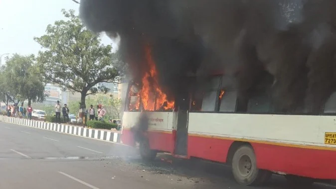 Lucknow : यात्रियों से भरी बस फन माल के पास बनी आग का गोला, मचा हड़कंप