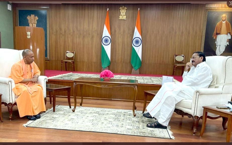 उपराष्ट्रपति एम. वेंकैया नायडु और भाजपा संगठन मंत्री बीएल संतोष से मिले सीएम योगी