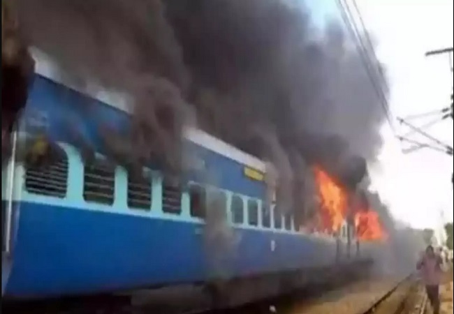Fire In Passenger Train : सहारनपुर-दिल्ली पैसेंजर ट्रेन में धमाके से 3 कोच जले, मची अफरा-तफरी