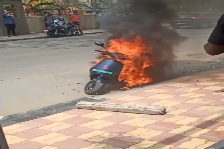 पुणे में ओला एस1 प्रो इलेक्ट्रिक स्कूटर में लगी आग, कंपनी ने शुरू की जांच