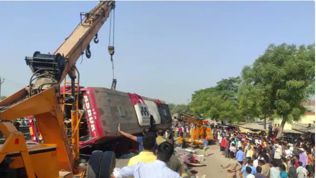 Horrific Road Accident in Ayodhya : बस पलटने से तीन की मौत, 30 यात्री घायल