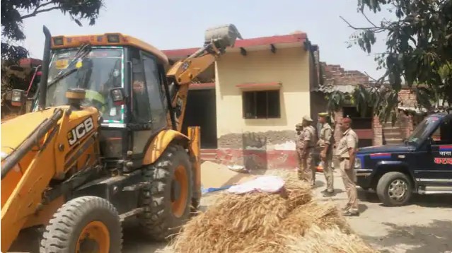 UP : ‘बुलडोजर बाबा’ का गैंगस्टर पर दिखा खौफ, बोला- साहब मैं हाजिर हूं,मेरा घर मत गिराइए