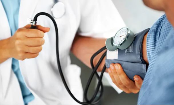 High Blood Pressure : इन आदतों से बढ़ जाता है ब्लड प्रेशर, लगानी होगी लाइफस्टाइल पर लगाम