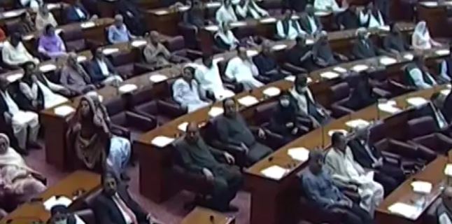 Pakistan No confidence motion : अविश्वास प्रस्ताव पर वोटिंग टालना चाह रहे PM इमरान खान, चर्चा में अभी नहीं पहुंचे