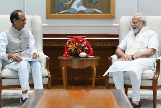 PM मोदी से मिले CM शिवराज : Investors Summit , महाकाल मंदिर परियोजना पर की चर्चा , विभिन्न विकास कार्यों की प्रगति की दी जानकारी 