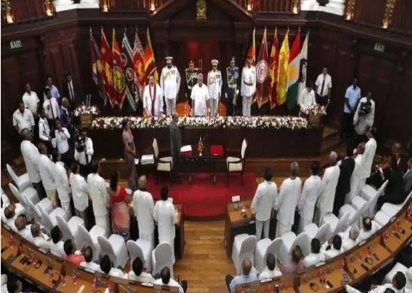 Sri Lanka Crisis Updates : श्रीलंका में मंत्रियों के बाद सेंट्रल बैंक के गवर्नर ने दिया इस्तीफा, राष्ट्रपति ने की ये अपील