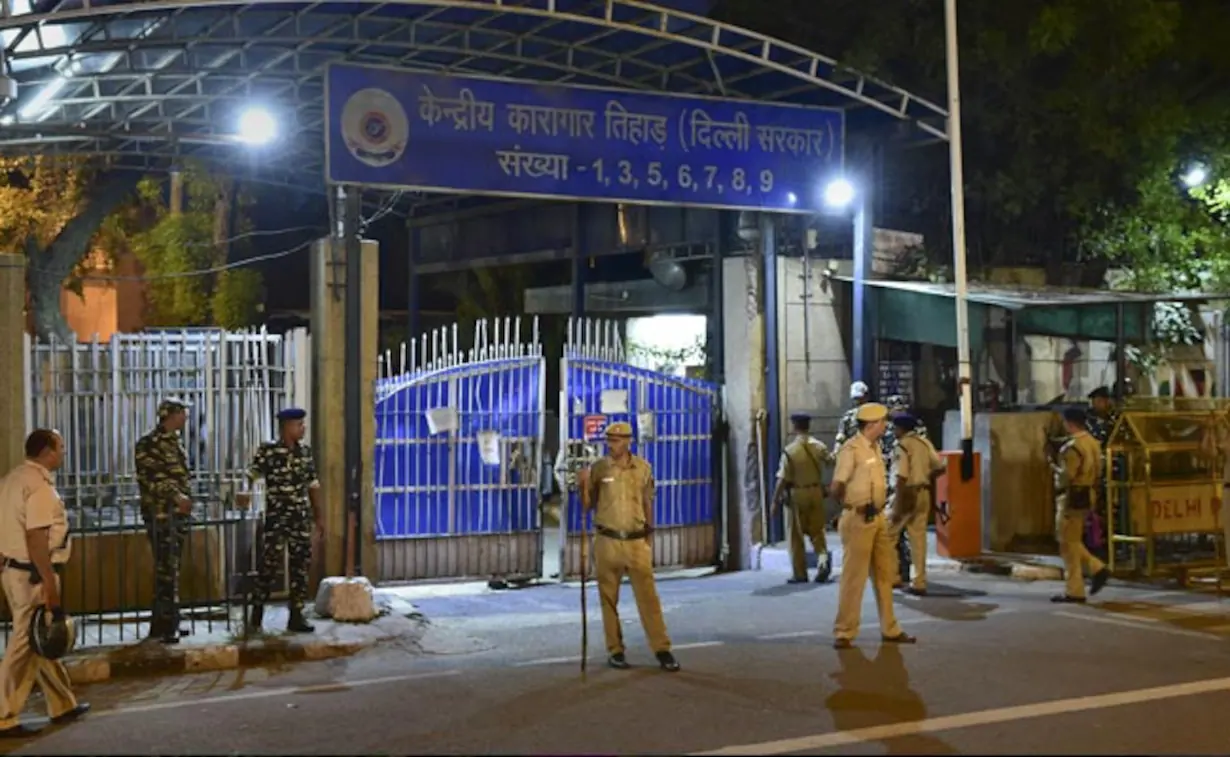 Delhi News : तिहाड़ जेल में कैदी ने फांसी लगाकर की आत्महत्या, जांच में जुटी पुलिस