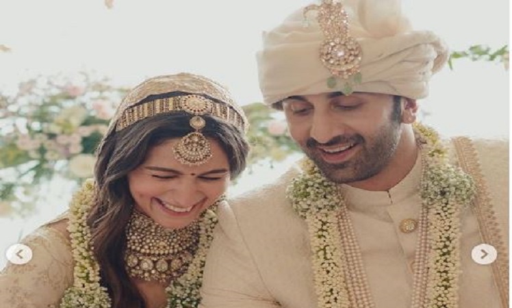 Ranbir-Alia Wedding: शादी के बंधन में बंधे आलिया-रणबीर, देखिए तस्वीरें…