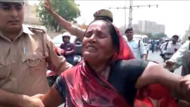 Lucknow News: ​विधानसभा के सामने महिला ने किया आत्मदाह का प्रयास, कहा-बेटे को फर्जी मुकदमें में फंसाया गया