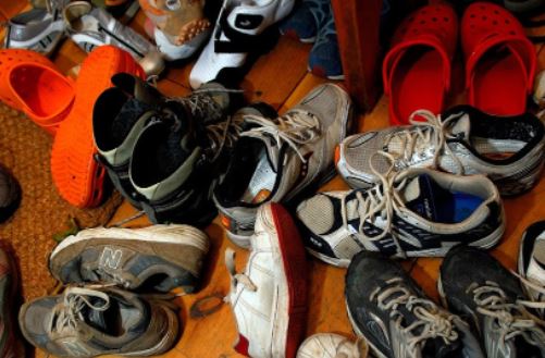 Shakun Shastra : जूते- चप्पल रखने की सही जगह जान लें, इधर उधर पड़े रहने पर उठानी पड़ सकती है ये परेशानी