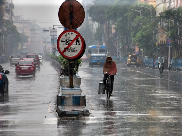 Cyclonic Asani : चक्रवात ‘असानी’ आंध्र प्रदेश की ओर मुड़ा, भारी बारिश से ट्रेनें रद्द-फ्लाइट्स कैंसिल