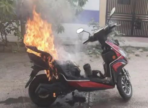 इलेक्ट्रिक स्कूटर में फिर दहकी आग, युवक ने कूदकर बचाई जान