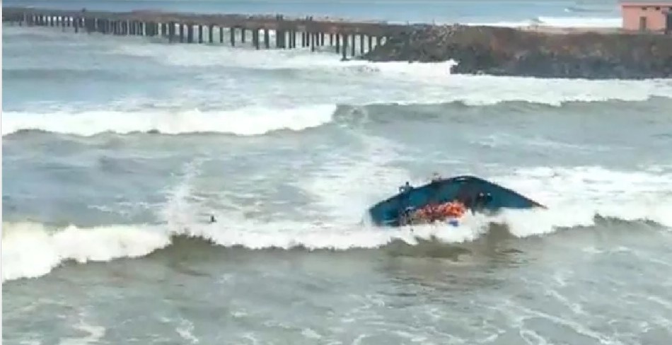 Cyclone Asani : ओडिशा तट पर नाव पलटी, 60 मछुआरों को बचाया गया , VIDEO देख कांप उठेगा कलेजा