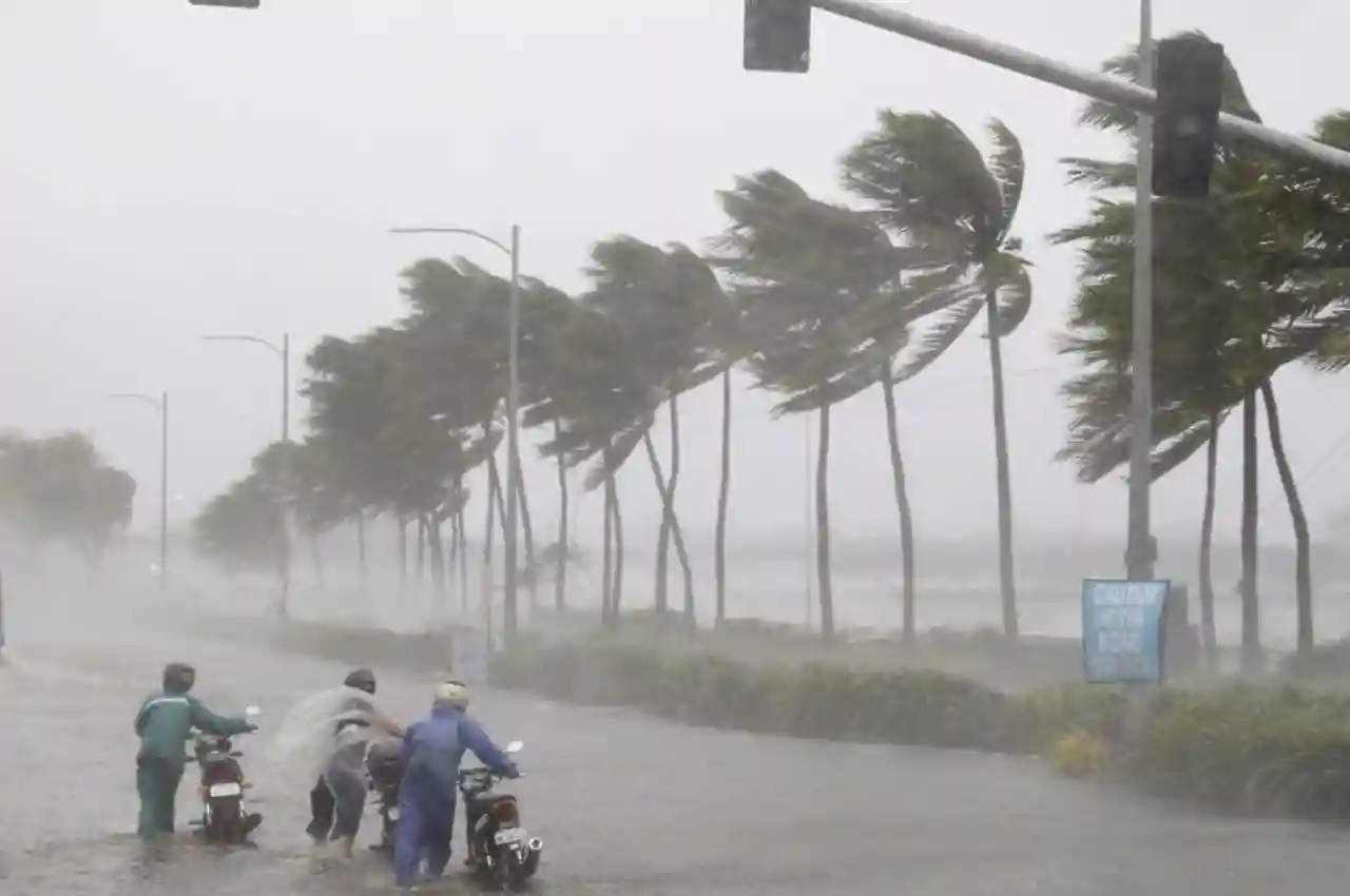 Cyclone Asani Live : समंदर में उठ रहीं हैं लहरें, चक्रवात ‘असानी’ का दिखा असर, 10 फ्लाइट्स रद्द