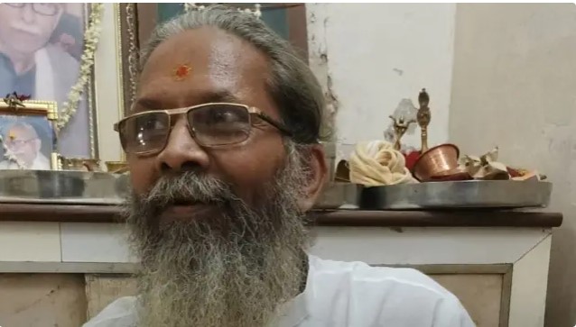 Gyanvapi Case : शिवलिंग को फव्वारा बताने वाले महंत ने छोड़ा पद, कहा- मैं कुचक्र का शिकार हुआ