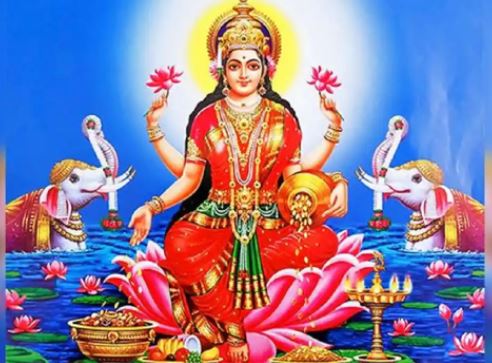 Varalakshmi Vrat : वरलक्ष्मी व्रत से दूर होता घर का आर्थिक संकट, देवी मां भक्तों पर खूब दया बरसाती हैं