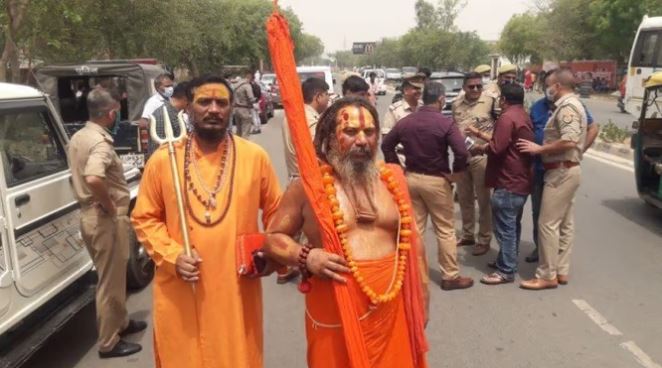 ताजमहल में भगवान शिव की पूजा का ऐलान करने वाले महंत परमहंस दास फिर पहुंचे आगरा, पुलिस ने रोका