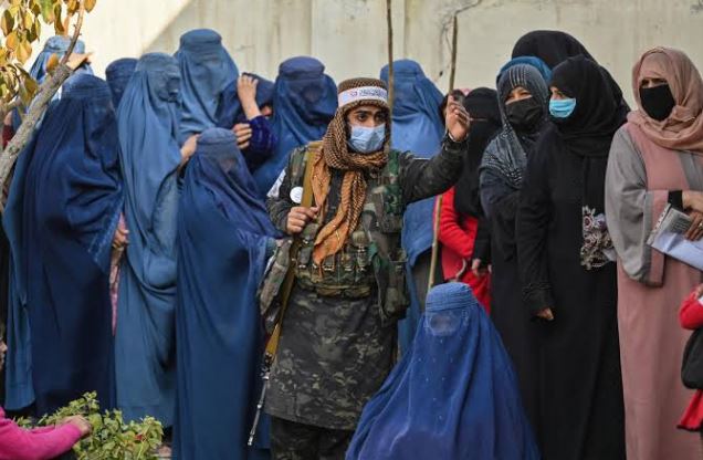  Afghanistan : तालिबान ने सुनाया शरारती लड़कियों को घर रहने का फरमान, महिलाओं के पहनावे पर सख्त पाबंदियां भी लागू