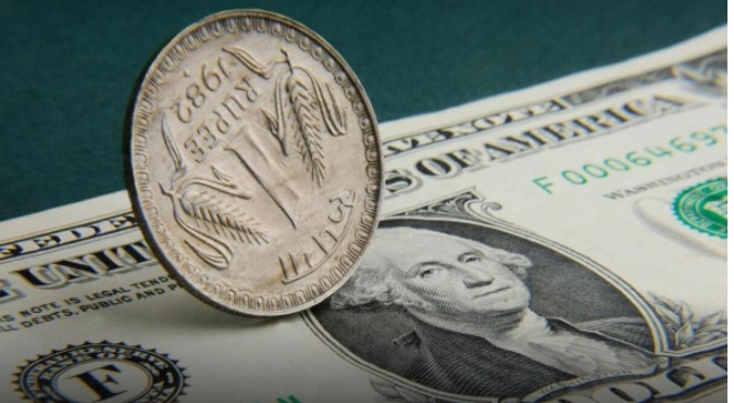 Rupee Touches A New Low : डॉलर के मुकाबले रुपया पहली बार गिरकर 79.67 पर पहुंचा