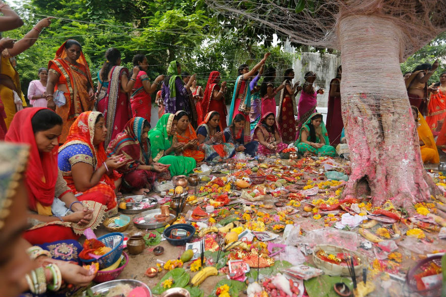 वट सावित्री पूजा आपके जीवन में एकतरफा प्यार वापस पाने का करती है वादा, जानिए इसे कैसे करना है