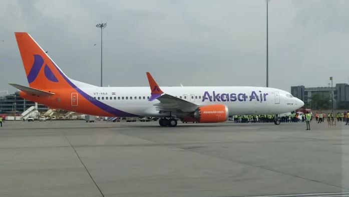 Akasa Air: दिल्ली पहुंच गया अकासा एयर का पहला विमान, जल्द मिल सकता है बोइंग 737 मैक्स को एयर ऑपरेटर परमिट