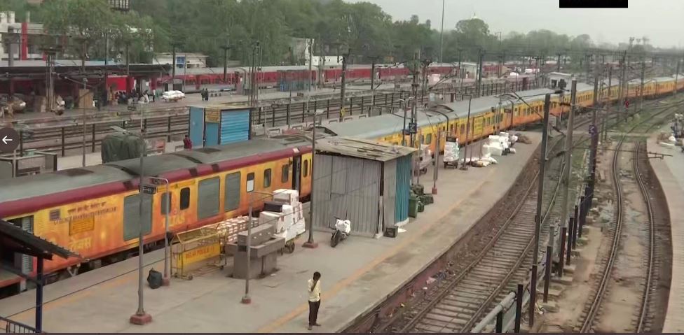 Bharat Bandh LIVE : भारत बंद के कारण रेल सेवा हुई बेपटरी , 529 ट्रेनें रद्द