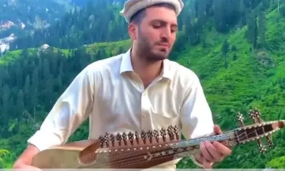 पाकिस्तानी सख्स ने पहाड़ी के बीच बैठकर गाया गाना