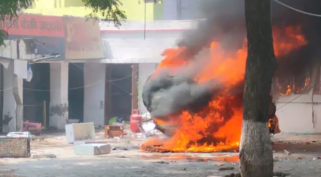 Agneepath Scheme: अलीगढ़ में प्रदर्शनकारियों ने जमकर किया उपद्रव, पुलिस चौकी में लगाई आग