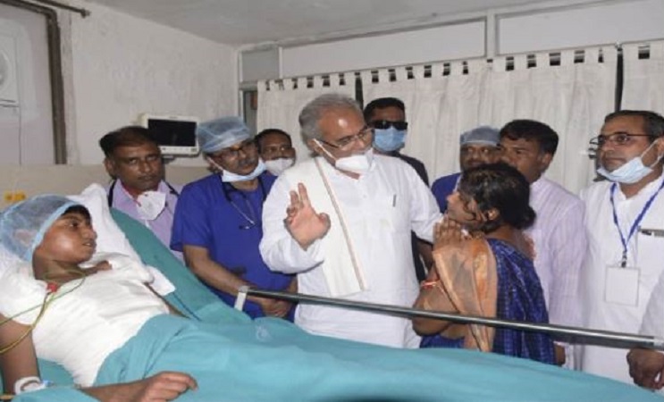 Chhattisgarh News: रेस्क्यू के बाद अस्पताल में राहुल से मिले सीएम भूपेश बघेल, कहा-इलाज और पढ़ाई का खर्च उठायेगी सरकार