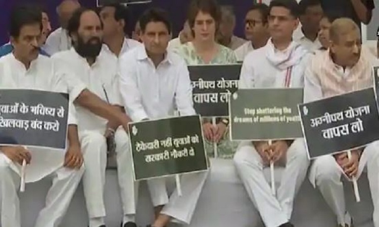 Agnipath Protest: ‘अग्निपथ योजना’ को लेकर कांग्रेस का जंतर-मंतर पर प्रदर्शन, प्रियंका गांधी बोलीं-इस योजना को वापस ले सरकार