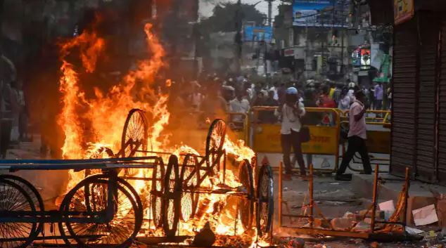 नूपुर शर्मा का विवादित बयान: पश्चिम बंगाल में हंगामा जारी, आपत्तिजनक फेसबुक पोस्ट को लेकर बीजेपी नेता गिरफ्तार