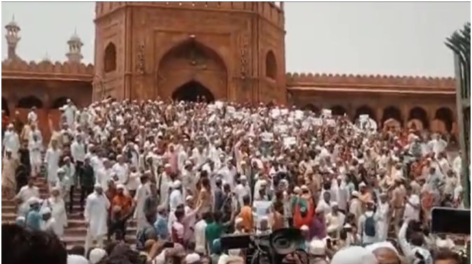 Prophet Controversy : नुपुर शर्मा की गिरफ्तारी की मांग को लेकर दिल्ली की जामा मस्जिद के बाहर प्रदर्शन और नारेबाजी