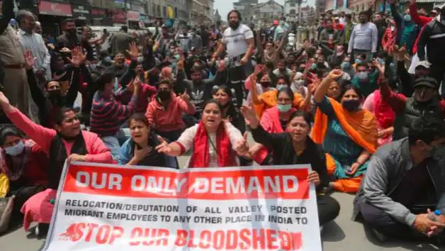 Jammu and Kashmir: हिंदुओं की लगातार हो रही हत्याओं से कश्मीर घाटी से पलायन तेज, गृहमंत्री ने बुलाई बैठक